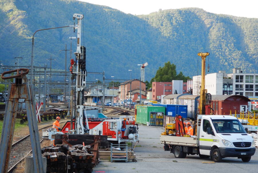 Exploratory investigation in the immediate vicinity of the railway line in Rivera. Exploratory investigation in the immediate vicinity of the railway line in Rivera.