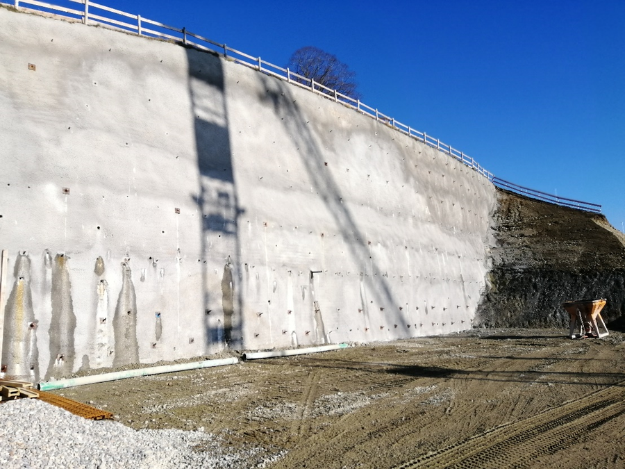 The excavation stabilisation is monitored geodetically and with inclinometers. Building pit soles must be removed due to the variable conditions.