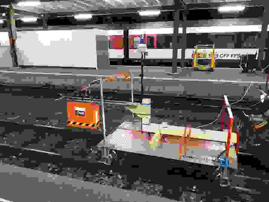 Chariot de mesure avec antenne géoradar (orange) et compteur de distance intégré à l’essieu arrière. Il a été poussé à la main le long des deux voies du tunnel.