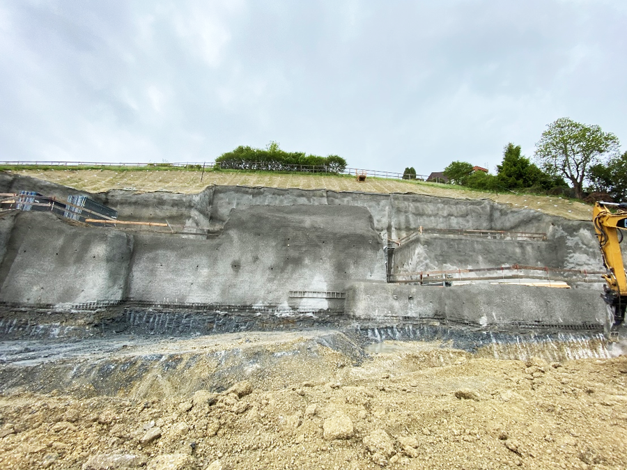 In the area surrounding cluster 50, reinforced erosion-control mats and permanent nails up to 10m in height were also designed and implemented in the slope above the excavation stabilisation. Upon project completition, the slope will be planted with vegetation.