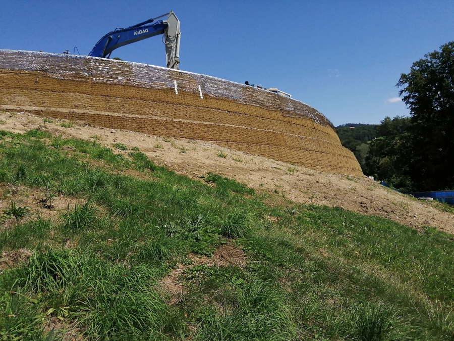 Access to the construction site and development required embankments up to 8m in height. The Terramur system was built on concrete bars anchored and piled in the bedrock. 