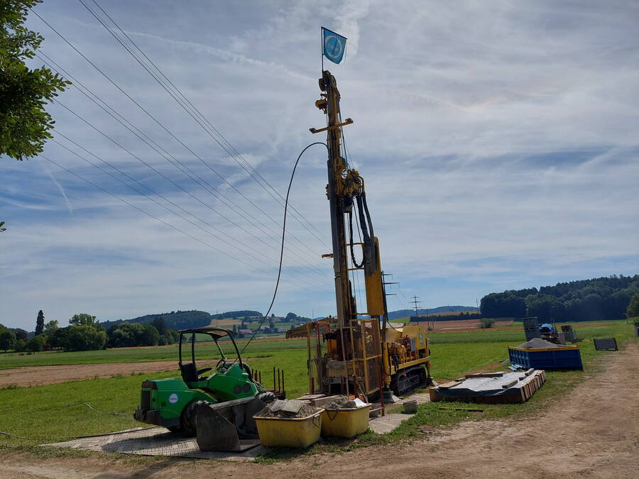 Hydrogeologische Vorerkundung Bohrgerät am Standort des Probeentnahmebrunnens im südlichen Bereich der Projektparzelle.