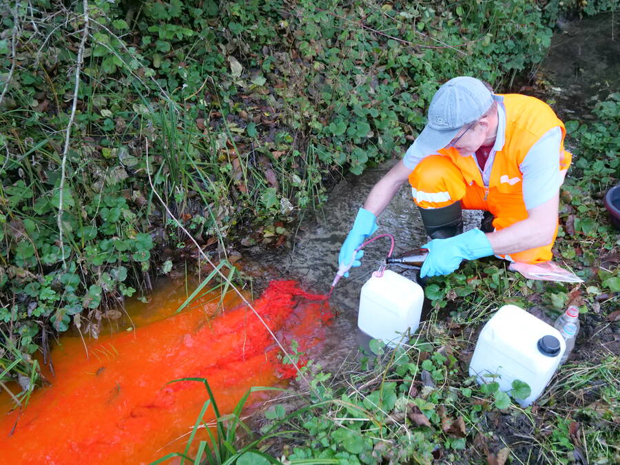 Dilution du traceur dans le cours supérieur du ruisseau de Lourtens. Dilution du traceur dans le cours supérieur du ruisseau de Lourtens.
Markierstoffeingabe des lichtstabilen Markierstoffs nahe der Quelle des Lurtigenbachs.
