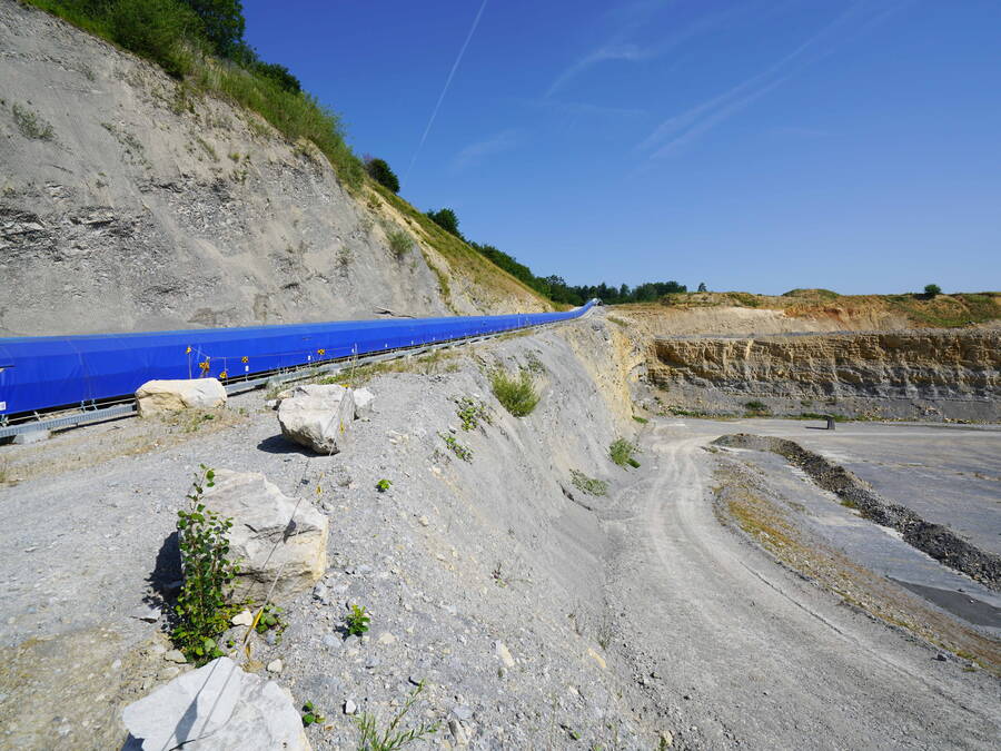 Jakobsberg-Egg L’acheminement du remblai s’effectue au moyen du raccordement existant au réseau ferroviaire. Il est ensuite transporté du point de déchargement à la carrière sur des convoyeurs à bande.