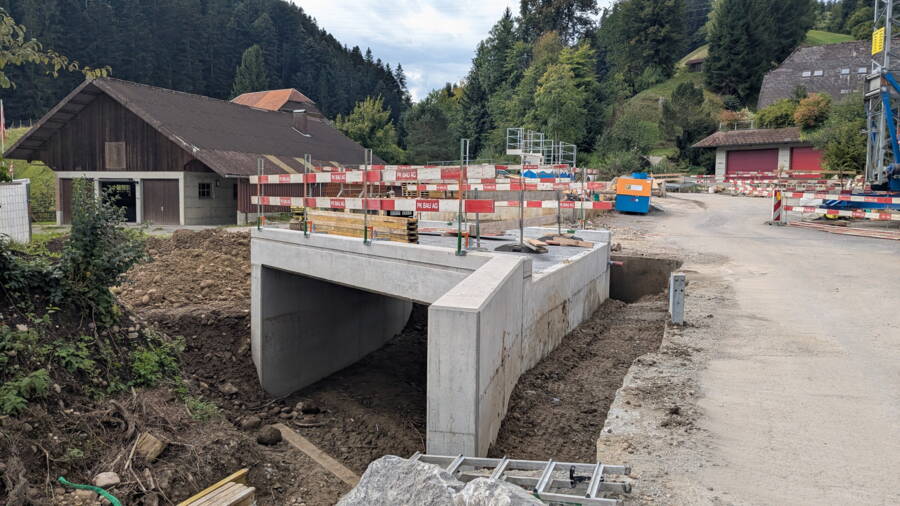 The new bridge, which the hiking trail also crosses, during the final backfilling work. The new bridge, which the hiking trail also crosses, during the final backfilling work.