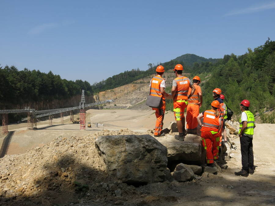 Geotest AG Visite de la carrière par l’équipe interdisciplinaire de projet: les échanges sur place se sont révélés très précieux pour la planification appropriée du projet.