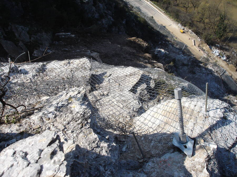 Tempi Valley, Griechenland  Securing of the fracture area.